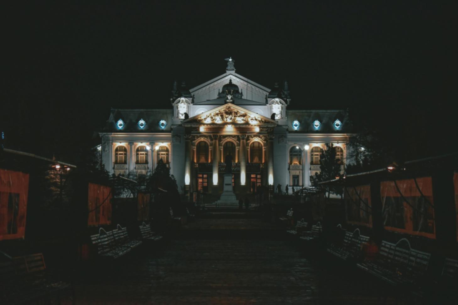 Репетиція комедійної сцени з діалогами